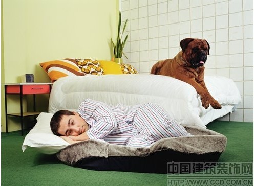 夫妻的臥床三面靠壁