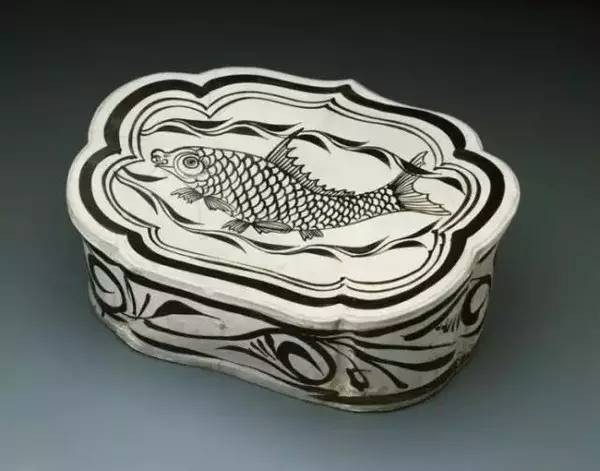 金代磁州窯白地黑花魚紋如意形枕
