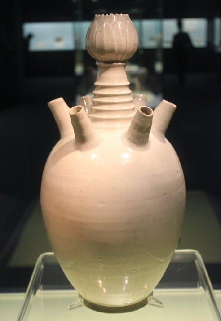 北宋白釉蓮花口弦紋六管瓶 