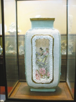 王龍才制作的通花瓶精雕細琢、玲珑剔透，瓷花作品更是娟麗秀美、艷麗多姿