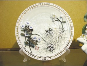 王龍才制作的通花瓶精雕細琢、玲珑剔透，瓷花作品更是娟麗秀美、艷麗多姿