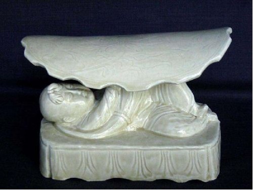 北宋定窯孩兒枕