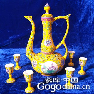 帝黃琺琅彩卷草紋寶蓮花龍鳳酒具
