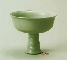 景德鎮窯卵白釉印花五爪雲龍紋高足杯(元)