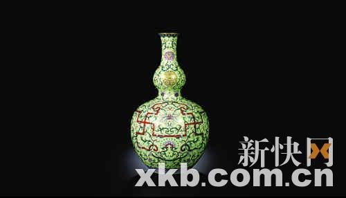 清乾隆淺黃地洋彩錦上添花萬壽連延圖長頸葫蘆瓶