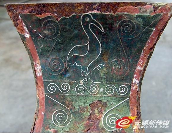 壺頸的金絲龍紋