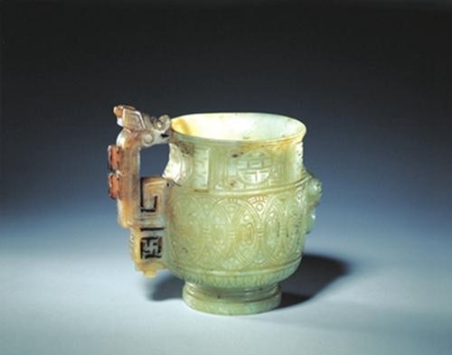 子剛款白玉龍柄觯式杯