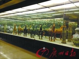 展館內展品排成隊