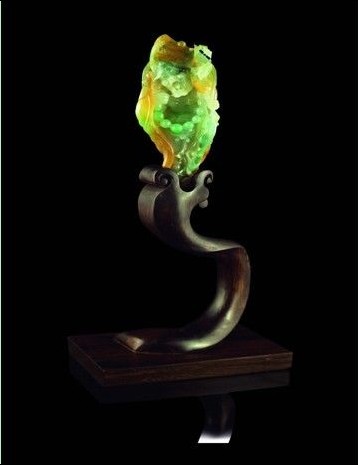 梁榮區的作品《濟公活佛》榮獲“中國上海玉雕神工獎”。