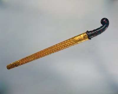 清乾隆玉嵌寶石把包金鞘匕首