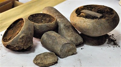 石磨棒、陶缽等疑似古代遺物