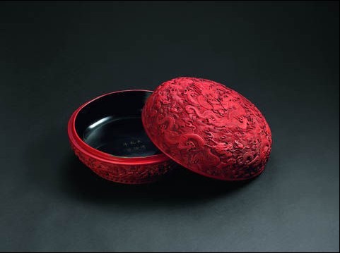 清 乾隆 剔紅雕漆九龍捧盒