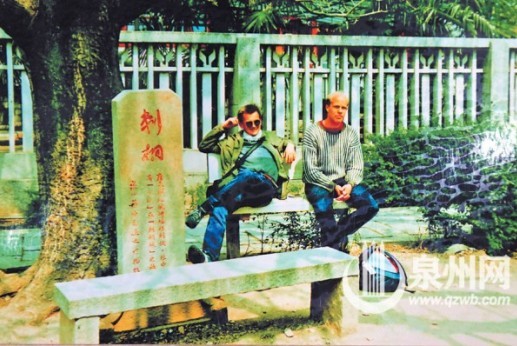 外國旅游者在開元寺外休息