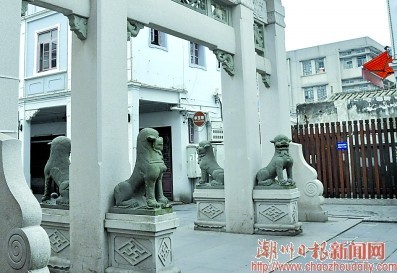 羊玉巷連接太平路的入口有座“理學儒宗”牌坊，是為紀念唐伯元所建