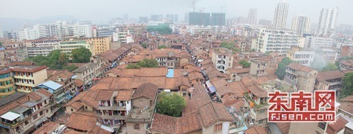 幾百年的古建築群現處於現代建築物重重包圍之中