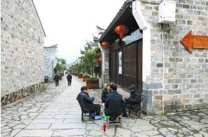 大昌古城內的商販們無事可做，聚在一起打牌消磨時光