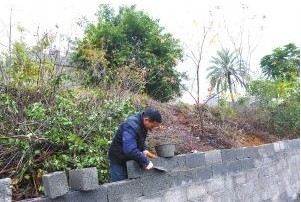 古城為了更好地收取景點門票，開始修築圍牆