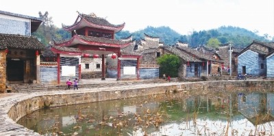 潤公廳前的半月塘