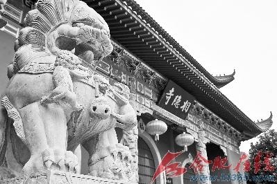 相隱寺門前精致的石雕獅子