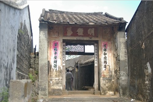 “明經第”大門