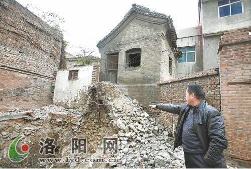 門樓東側原有的樓梯已經垮塌