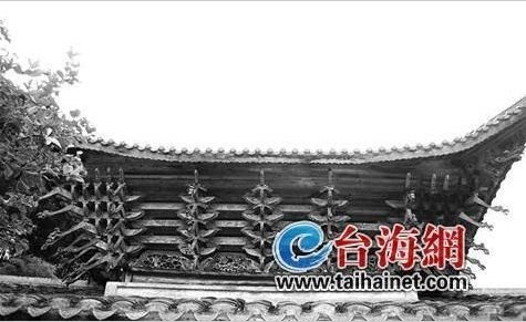 屋檐邊盤踞著數十條龍