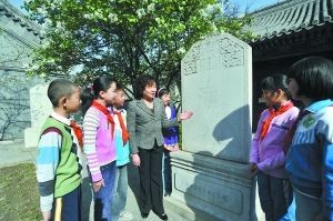 馬丁一校長在文天祥祠為學生講正氣歌