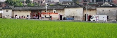 錫嘏廈由王氏先祖建於清代，大門前檐有兩根八角紅砂巖石柱承三步梁