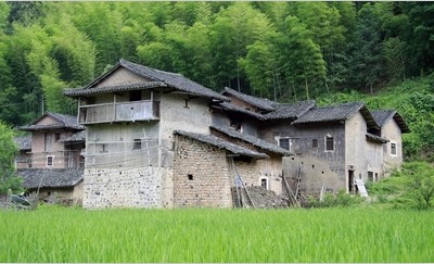 這些建於明清的老屋，大多都在臨街一面建有突出的木閣樓，樓牆開有大大的窗戶