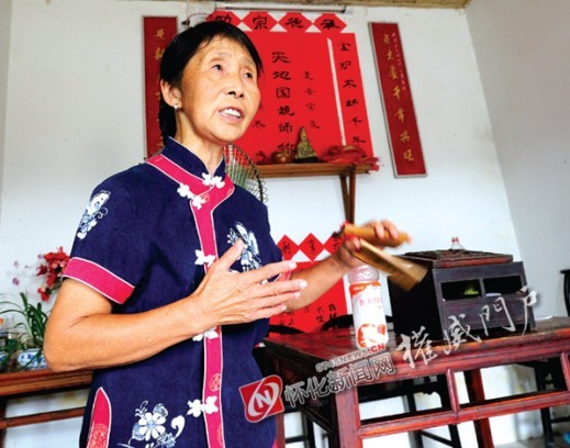 這位七十六歲的老奶奶居然還有一手打快板的絕活