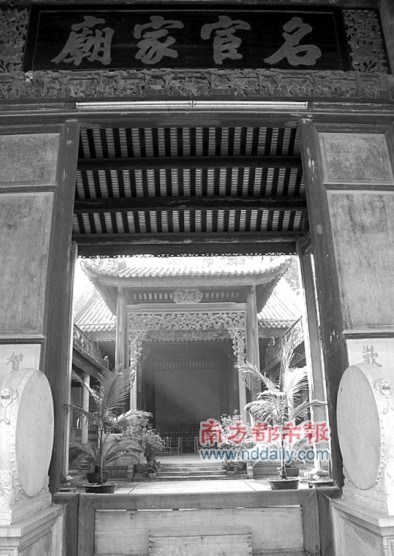 名宦家廟內，木、磚、石、灰雕塑都非常精致