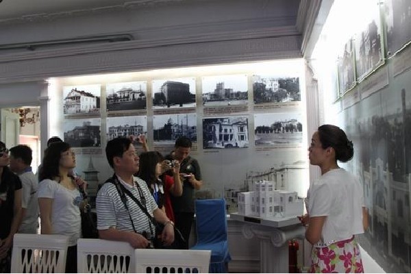 采訪團在參觀圖片展