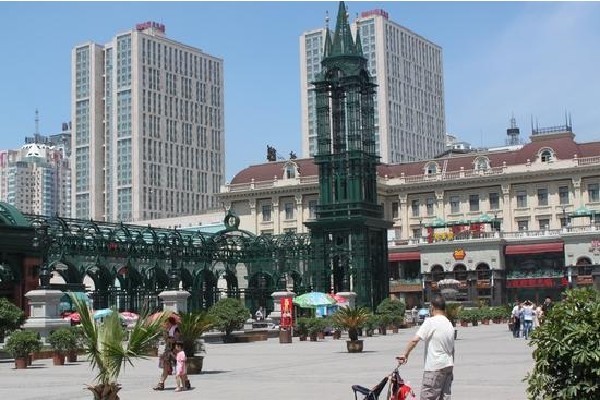 教堂周圍已經成了城市商業中心