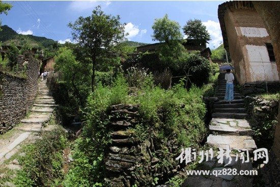 讓人啧啧稱奇的是，開化姜塢村的所有房屋，曾一度用空中廊橋、地上回廊使戶戶相連，讓整座村莊成為一座迷宮般的大院落