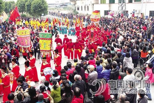洪聖龍王神像巡游期間，群眾通過舞龍祈福