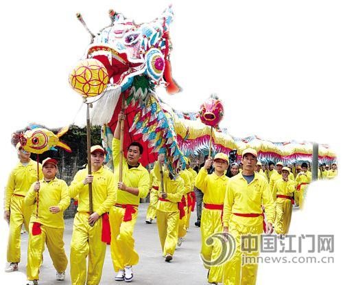 洪聖龍王神像巡游期間，群眾通過舞龍祈福