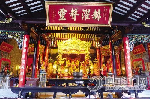 洪聖龍王端坐在銮輿之上，慈祥地望著眾生