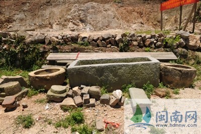 天竺寺遺址如今只剩石墩、石壺和些許碎石