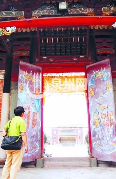廟門上方懸掛的大算盤成為城隍廟區別於其他廟宇的特征之一
