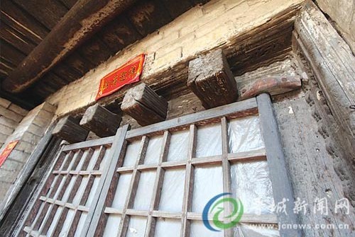 門窗上刻著許多牡丹花圖案