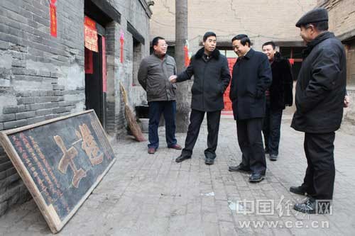 永年文化界人士正在參觀研究進士府鎏金牌匾