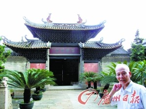 82歲的衛浩然老人多年來一直致力於村中古跡的保護