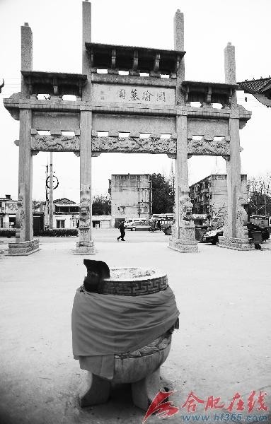 周瑜墓園前的牌坊
