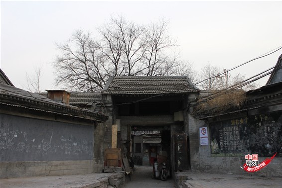 熱心大爺所說的年羹堯故居，以前也叫做東莞會館，也就是現在的上斜街56號。大門保留的較好