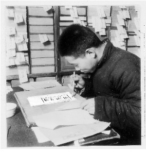 隆福寺街文奎堂古舊書鋪的店員在修補書面