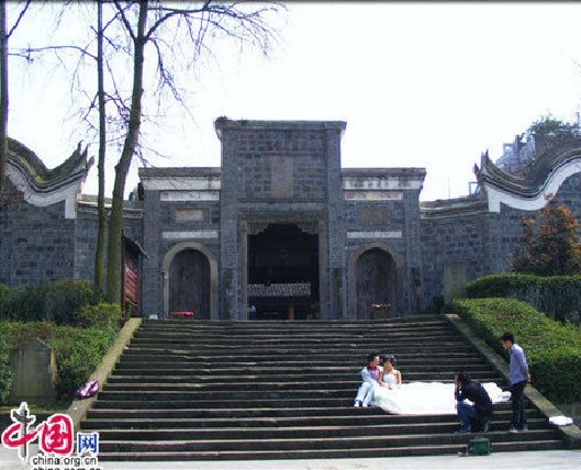 宜賓李莊東岳廟前，一對新人正在拍婚紗照。新與舊的融合在這刻顯得十分和諧