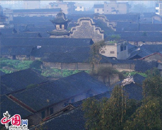清晨的李莊。如果不是中間幾座新修的建築，會覺得這裡還一如往昔