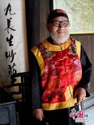 “福全堂”中藥行裡九十高齡的老中醫僅用平和的笑容就可讓游人安下心來
