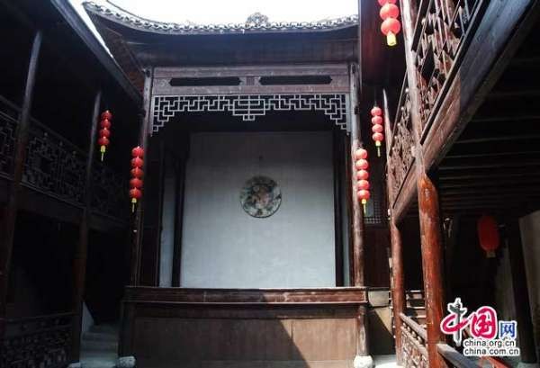 古老的半戲台上隱約傳來唱念做打之聲