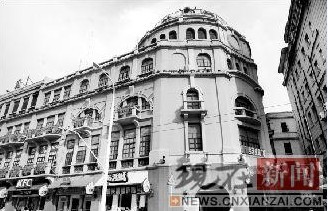 百年前，六渡橋就是商業繁榮之地，聚集了德華樓、老萬和等許多老字號